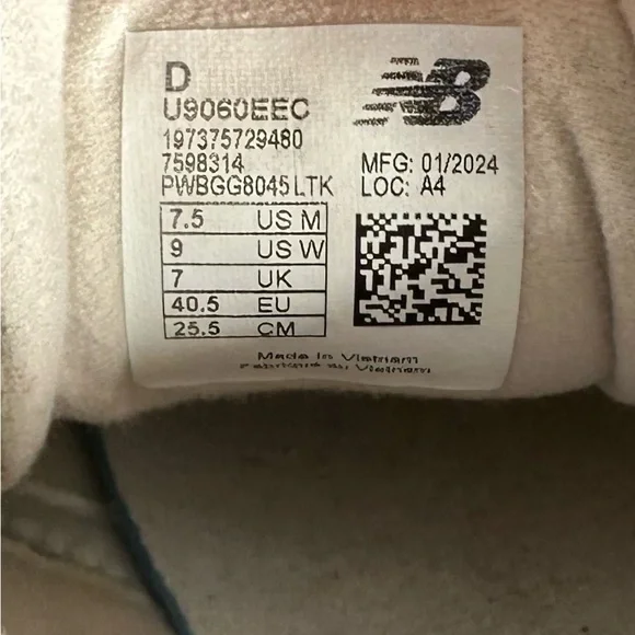 New balance 9060 Sneakers Like New Green White Womens 9 US - Picture 4 of 5